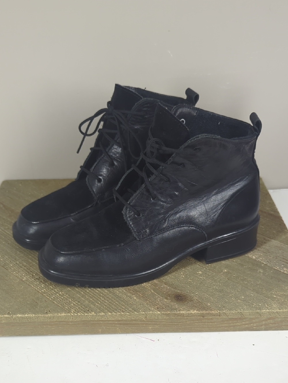 Vintage Hush Puppies Black Leather Ankle Boots Waterproof Lace Up Size 7 Comfort